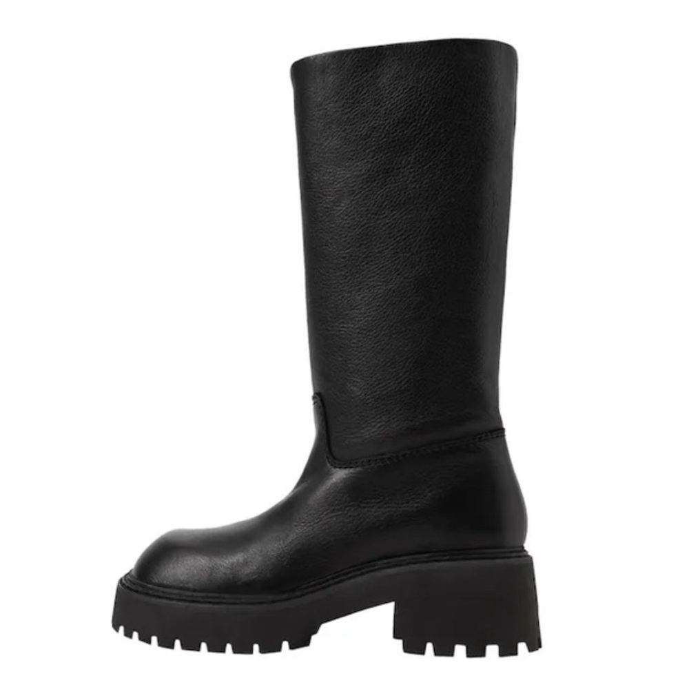 Leather boots with tall leg